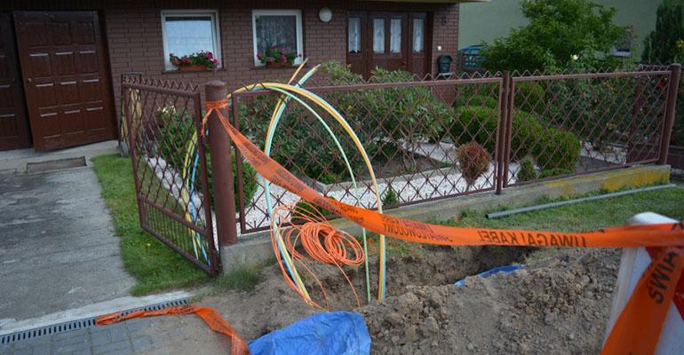 Czy światłowód nie zniszczy chodnika?