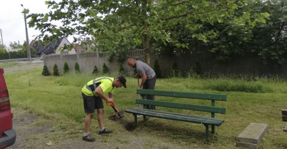 Odrestaurowane ławki jak nowe
