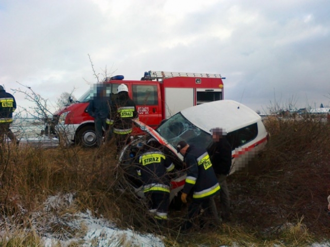 Dachowanie na śliskiej drodze pod Krotoszynem