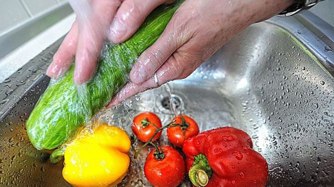 Każde warzywo szoruj oddzielnie, pod bieżącą gorącą wodą
