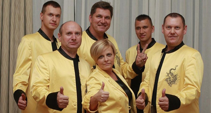 Miejscowi artyści i gwiazda Bayer Full