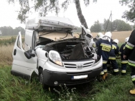 Kierowca uderzył w drzewo