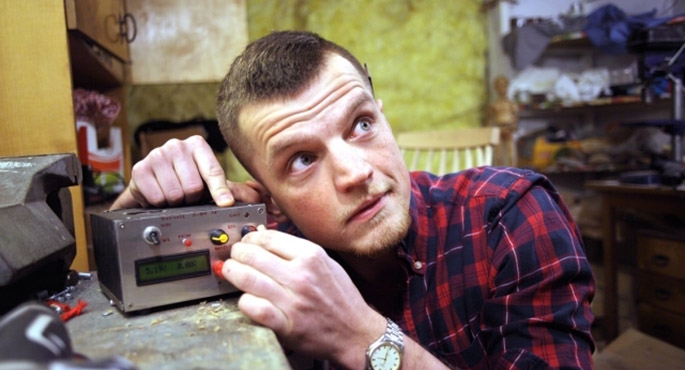 Gospodarz programu przekonuje, że wynalazki można robić we własnym domu