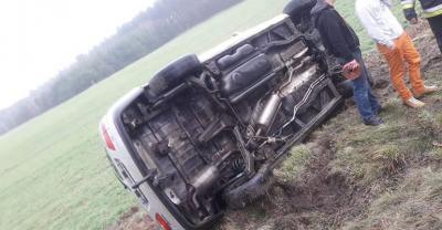 Przewrócony na bok ford na krajowej „piętnastce” nieopodal Rakłowic