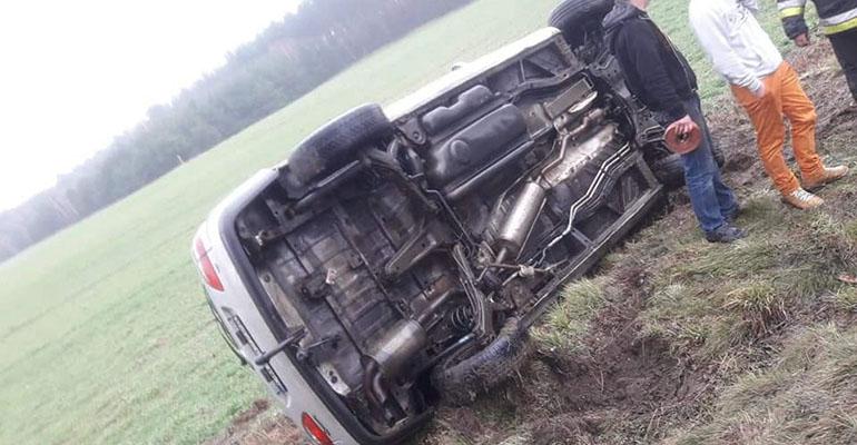 Przewrócony na bok ford na krajowej „piętnastce” nieopodal Rakłowic