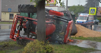 Przewrócony ciągnik z trocinami[gallery]