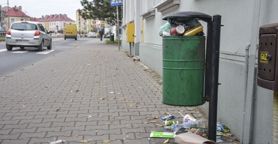 Ludzie narzekają, albo na bałagan, albo na brak koszy