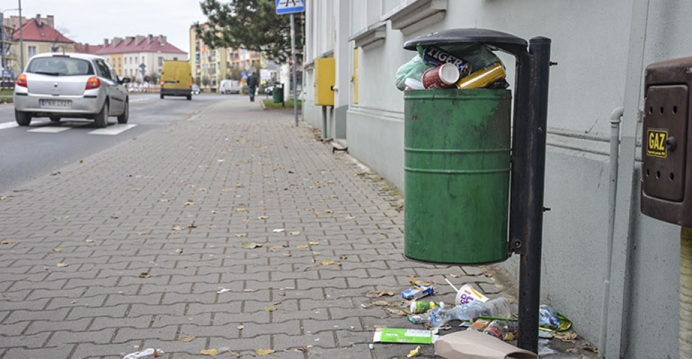 Ludzie narzekają, albo na bałagan, albo na brak koszy