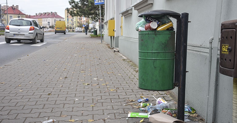 Ludzie narzekają, albo na bałagan, albo na brak koszy