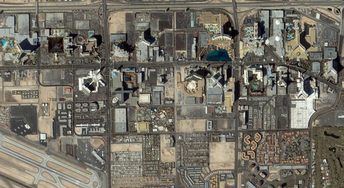 Strefa to liczne budynki, bunkry, sieć dróg i pas startowy długości 10 kilometrów