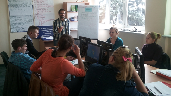 Uczestnicy szkolenia z prowadzącym