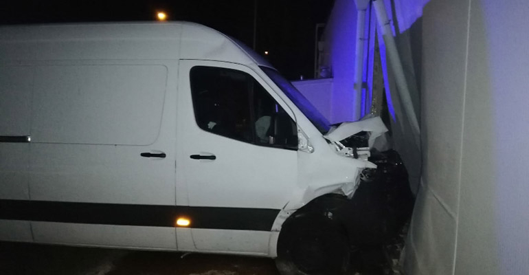 Pijany kierowca uderzył w ścianę marketu