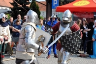 Walka rycerska podczas pokazu w wykonaniu Pocztu Wierzbięty Krotoskiego