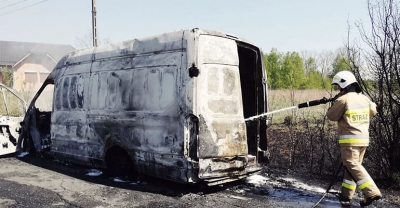 Strażacy gaszą w Bukowicach samochód dostawczy