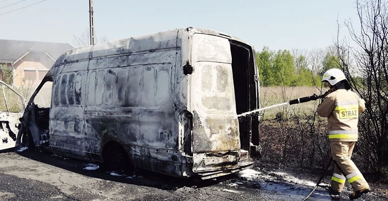Strażacy gaszą w Bukowicach samochód dostawczy