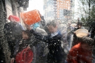 Dawniej polewało się wodą głównie panny. Teraz nikomu się nie odpuszcza