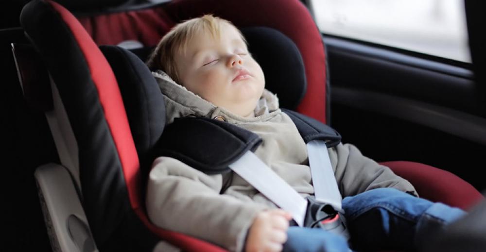 Zatrzasnęli dziecko w samochodzie