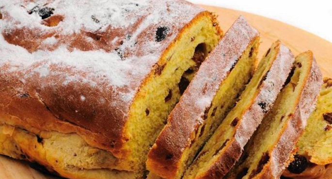 Babkę najlepiej polać lukrem przygotowanym z soku z cytryny i cukru pudru