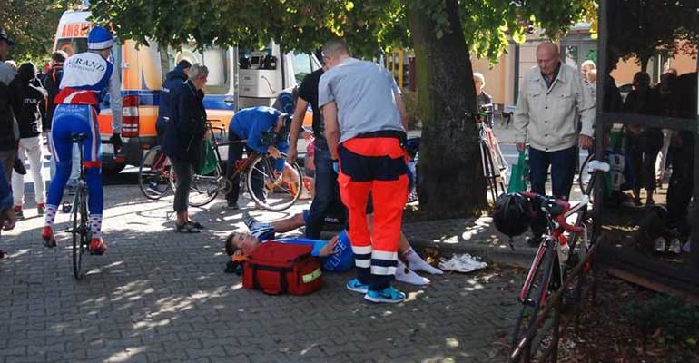 Wypadek kolarza z Biadek