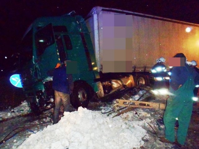 Wpadł w poślizg, zniszczył latarnię 