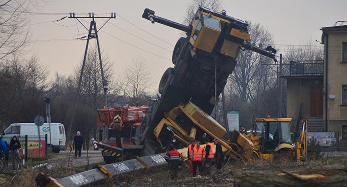 Dźwig się przewrócił
