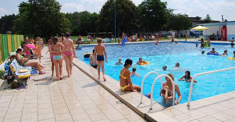 Szukają firmy, która wyremontuje basen