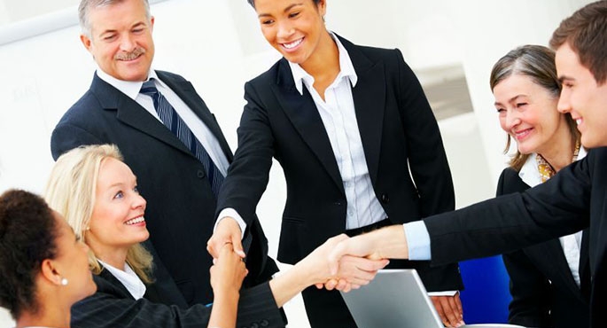 Odpowiednie podanie ręki i zasady wymiany wizytówek. Biznesmena obowiązują zasady savoir-vivre&#039;u