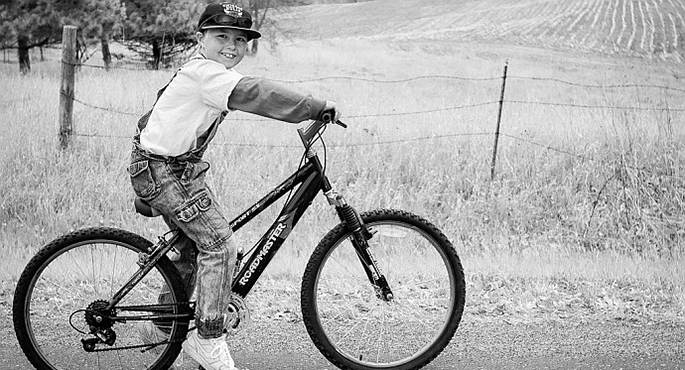 Jeśli chcemy sprezentować dziecku rower, pamiętajmy też o kasku!