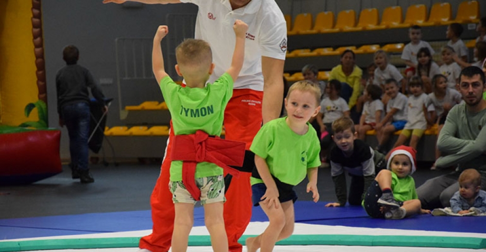 Przedszkolaki walczyły w mikołajkowym sumo