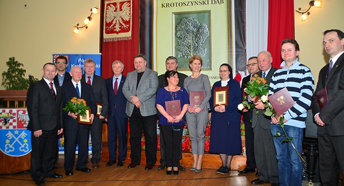 Pamiątkowe zdjęcie nominowanych do nagrody w poszczególnych kategoriach