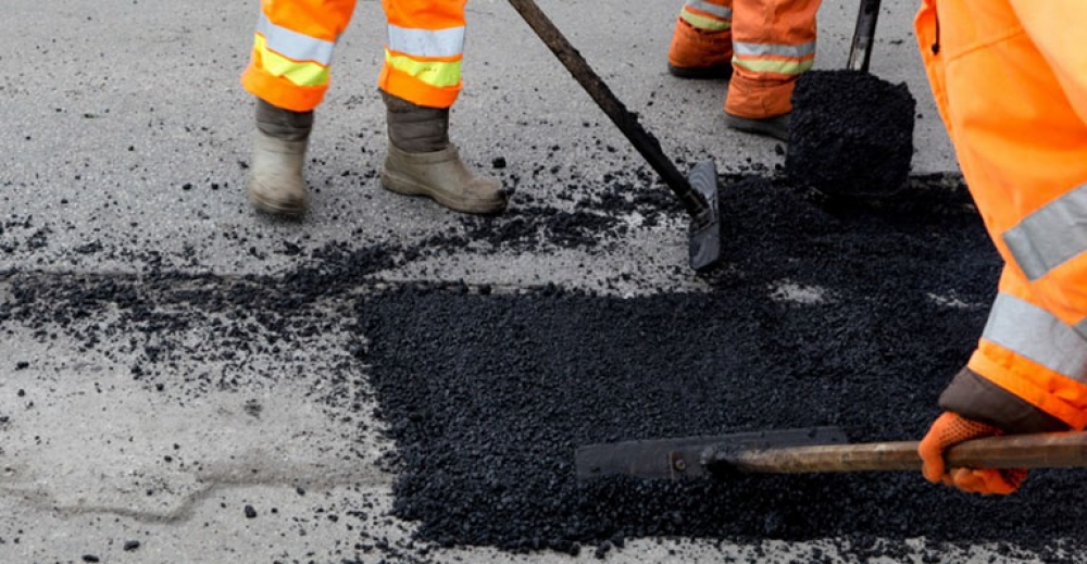 Firma z Bożacina załata drogi powiatowe