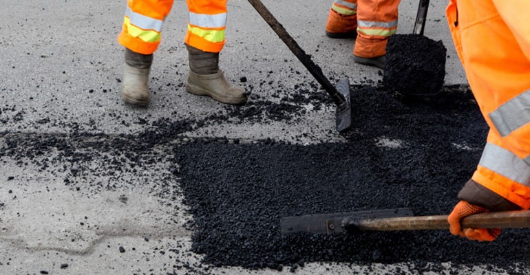 Firma z Bożacina załata drogi powiatowe