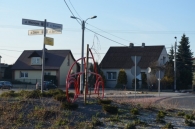 Na skrzyżowaniu Sportowej, Zielonej i Wiśniowej stoi czerwony garbus