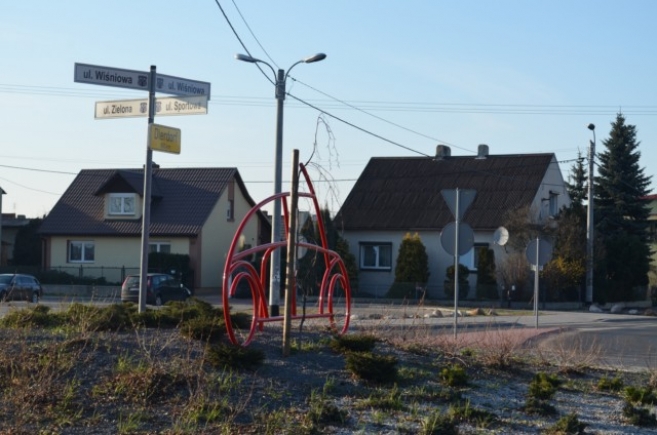 Na skrzyżowaniu Sportowej, Zielonej i Wiśniowej stoi czerwony garbus