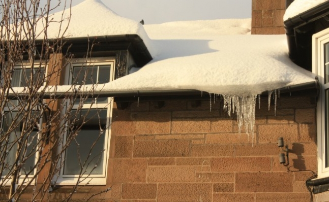 Prawo budowlane a odśnieżanie dachów