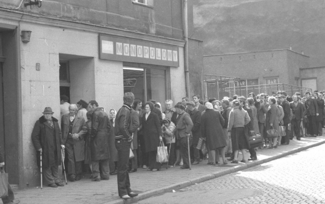 Za czym kolejka ta stoi