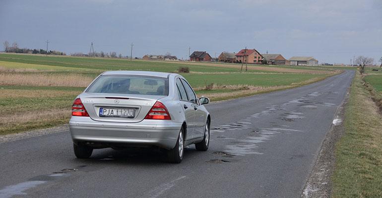 Fatalny stan drogi na Trzemeszno