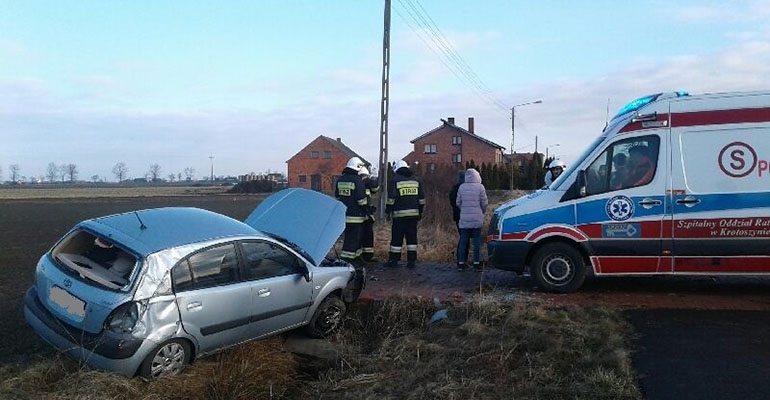 Wpadła w poślizg i wjechała do rowu