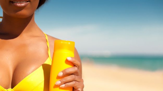 Na fotoalergie bardzo często cierpią dzieci. Unikaj więc wychodzenia z maluchami na słońce w godz. 11-15