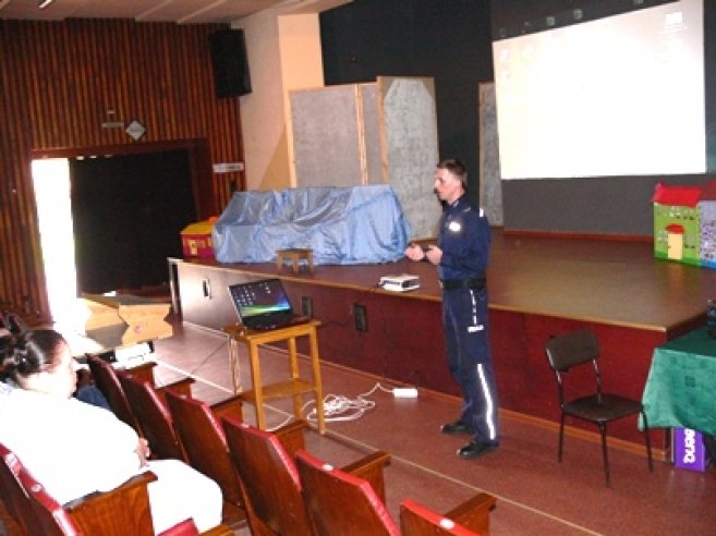 Policja przeszkoliła nauczycieli