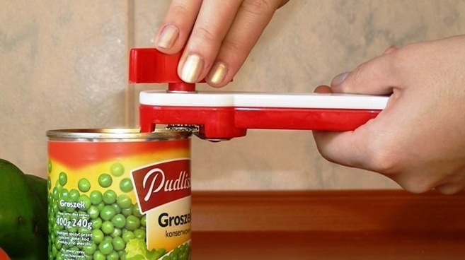 Jako alternatywę dla otwieracza, wynaleziono puszki, które można otworzyć pociągając za uchwyt na wieczku