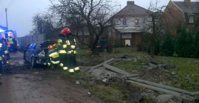 Uderzył w betonowy płot[gallery]