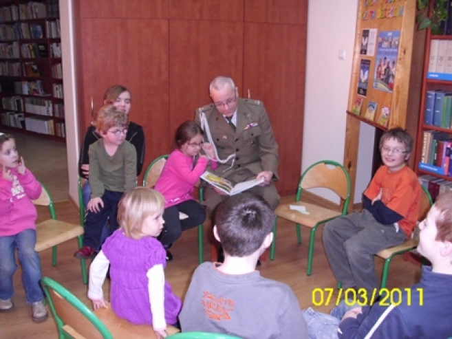 Major Ptak czytał dzieciom
