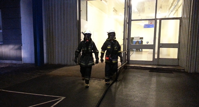 Strażacy weszli do zakładu w specjalistycznym sprzęcie