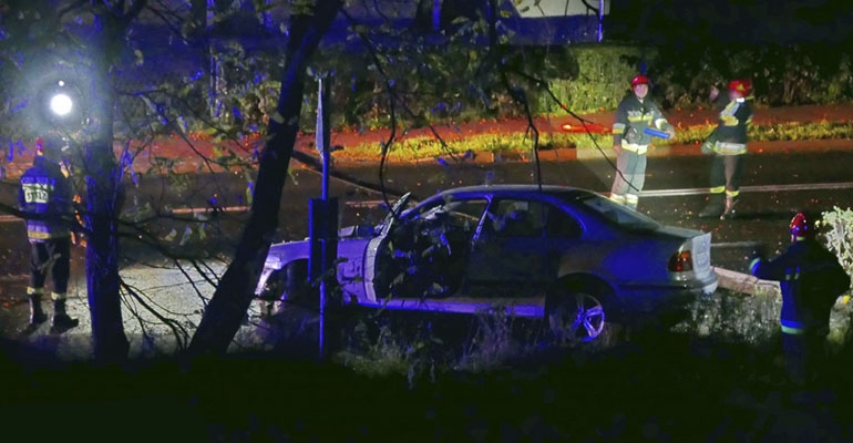 Auto wjechało w przystanek i uszkodziło słup