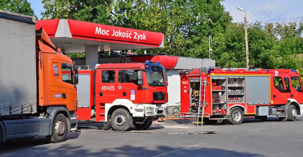 Pożar dachu na stacji paliw