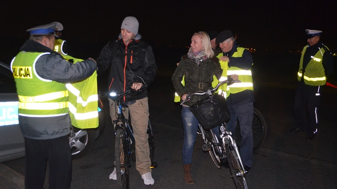 Każdy kierujący jednośladem otrzymał kamizelkę odblaskową