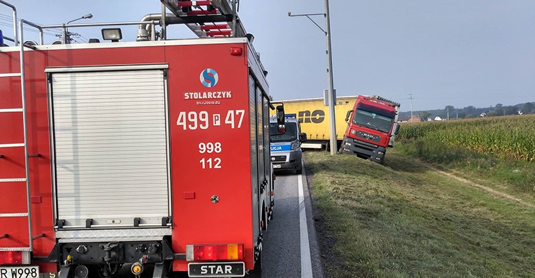 Zderzenie osobówki z ciężarówką