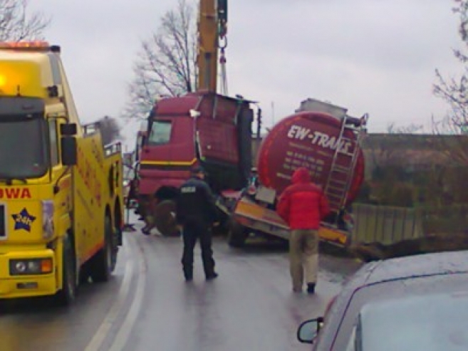 Zjechał ciężarówką do rowu [gallery]