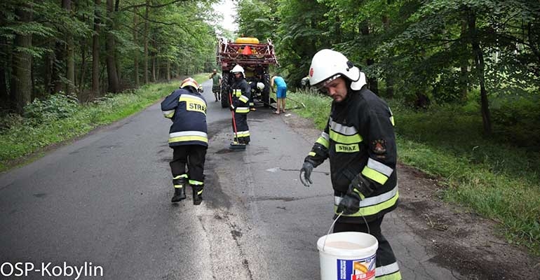 Z ciągnika wyciekł olej